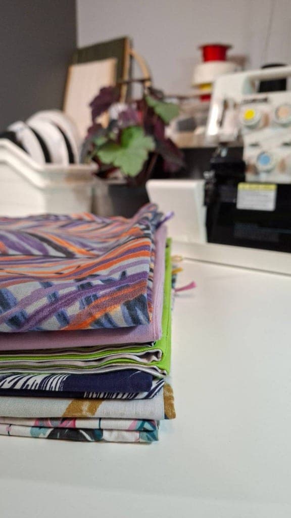 Zbliżenie na precyzyjne szycie i materiały